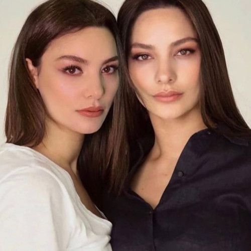 Hazal Filiz Küçükköse ikizi ile paylaştı! "Diğer yarım, canım"