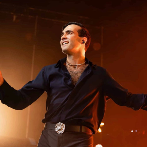 Mert Demir konser arasında imaj değiştirdi! O anlara izleyenleri eşlik etti