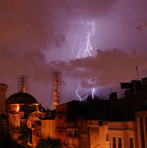 İstanbul'da yağış yine hayatı felç etti - Resim: 2