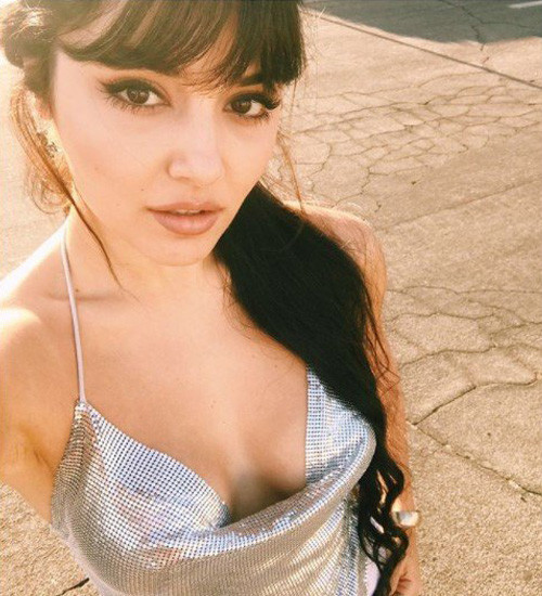 Hande Erçel dekolteli kıyafetiyle dikkat çekti! - Resim: 2