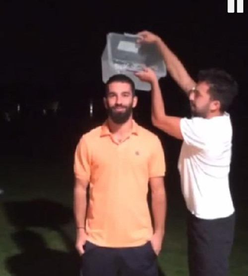 Bir kova buzlu su yiyen ünlülerin feleği şaştı - Resim: 2