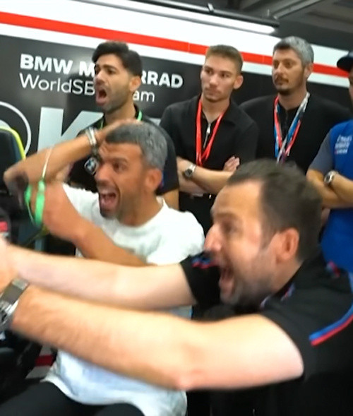 Toprak Razgatlıoğlu'nun şampiyonluğu ilan edeceği yarışta rakibi arkadan çarpıp yarış dışına itti - Resim: 1