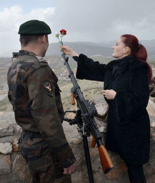 Özel harekatçı namlusuna karanfil taktı - Resim: 1