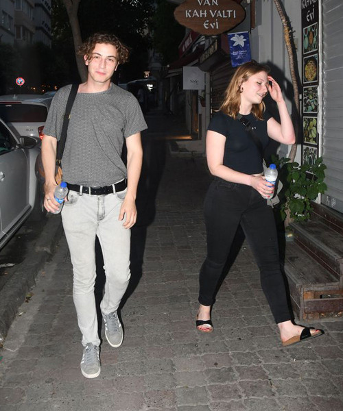 Boran Kuzum'un sevgilisi kameraları görünce eli ayağına dolandı! - Resim: 2