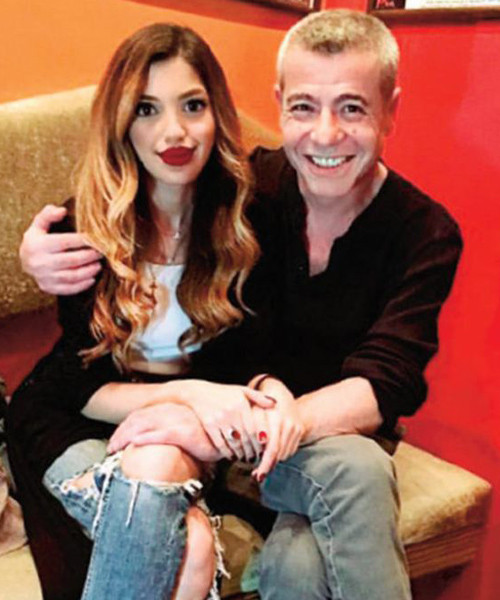 Barbie bebeği andıran yüzüyle dikkat çekmişti! Sebebi bakın neymiş... - Resim: 2