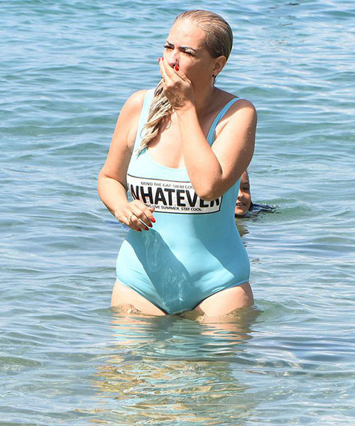 Yeşim Salkım mayoyla yakalandı muhabirleri fena fırçaladı! - Resim: 1