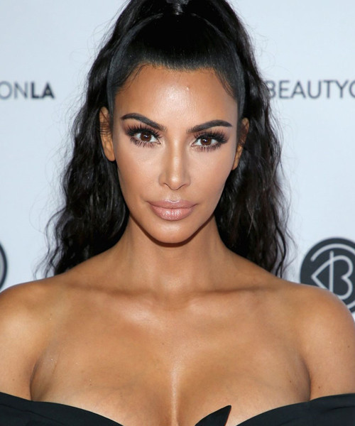 Kim Kardashian cesur kıyafetiyle görenleri büyüledi! - Resim: 1