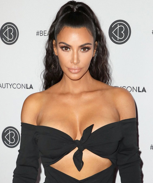 Kim Kardashian cesur kıyafetiyle görenleri büyüledi! - Resim: 4