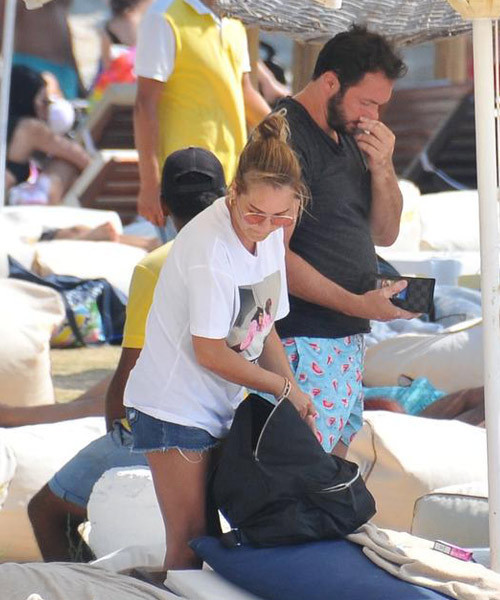 Evlilik arefesindeki Bengü nişanlısıyla Çeşme tatilinde - Resim: 1