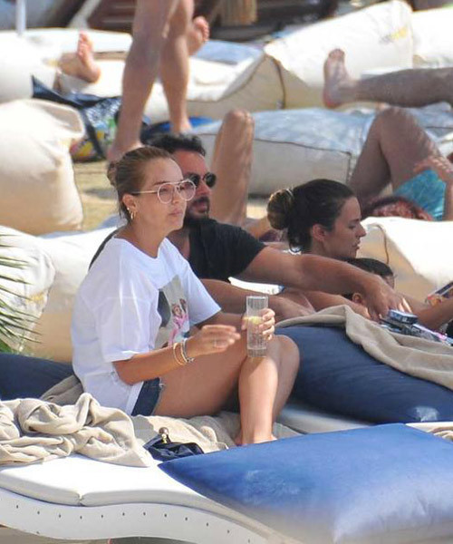 Evlilik arefesindeki Bengü nişanlısıyla Çeşme tatilinde - Resim: 2