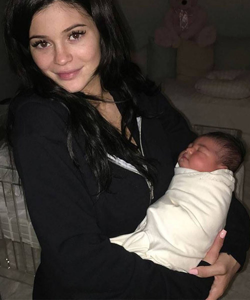 Kylie Jenner'ın minik bebeği Stormi gittikçe değişiyor son haline bakın! - Resim: 1