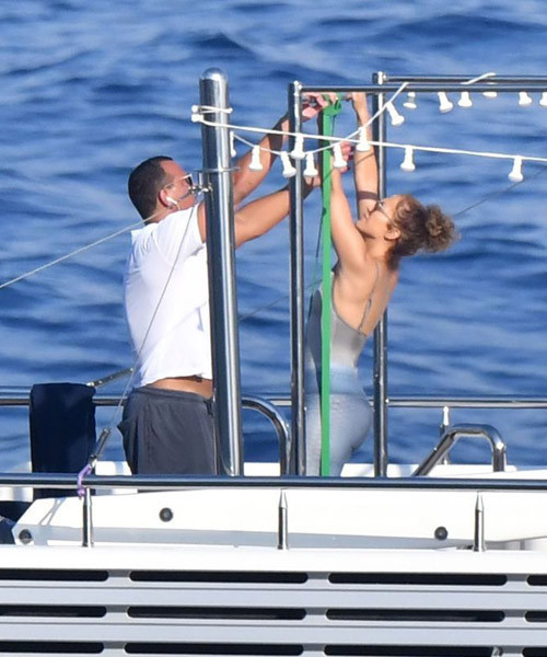 49'luk Jennifer Lopez üşenmeden teknede barfiks çekti! - Resim: 1
