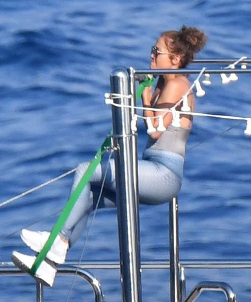 49'luk Jennifer Lopez üşenmeden teknede barfiks çekti! - Resim: 2
