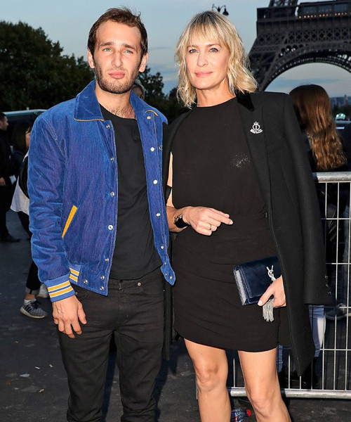 52'lik yıldız 20 yaş küçük sevgilisiyle dünya evine girdi - Resim: 1