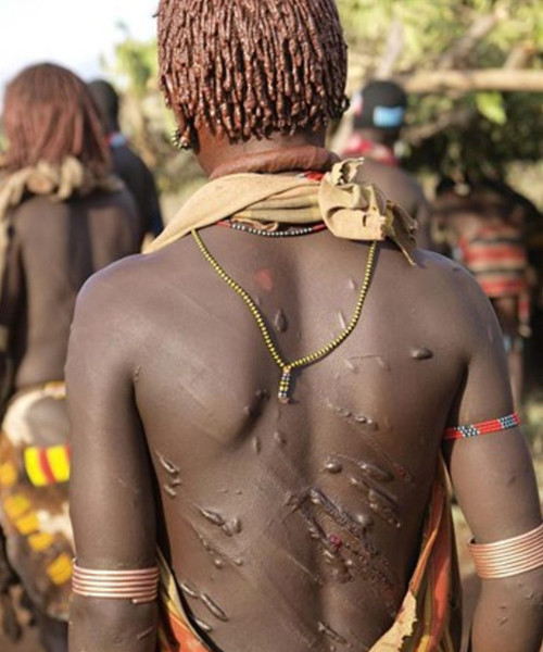 Bir garip Afrika kabilesi! Evlenmek isteyeni kırbaçlıyorlar - Resim: 1