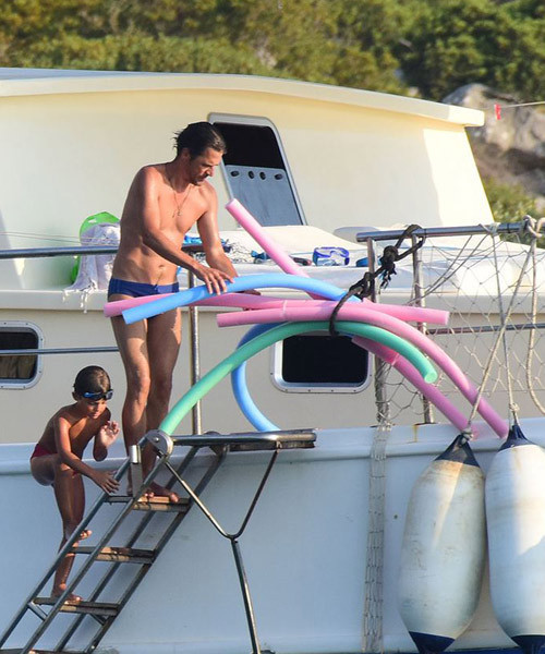 Mehmet Günsür'ü hiç böyle görmediniz! Mavi slip mayosuyla... - Resim: 2