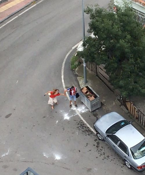 Samsun'da bir şahıs tartıştığı genç kızı kolundan çekerek sürükledi - Resim: 1