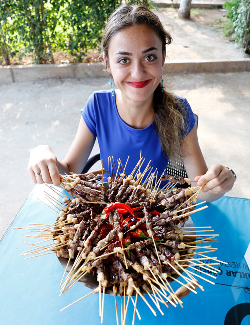 40 kiloluk kadın 23 dakikada 255 çöp şiş yedi! - Resim: 2