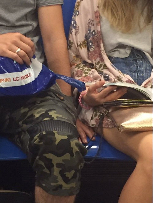 Metroda taciz skandalına bakın genç kız ne yapacağını şaşırdı! - Resim: 1