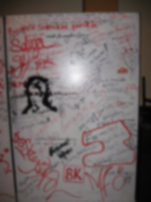 Üniversite duvarındaki skandal yazılar - Resim: 3