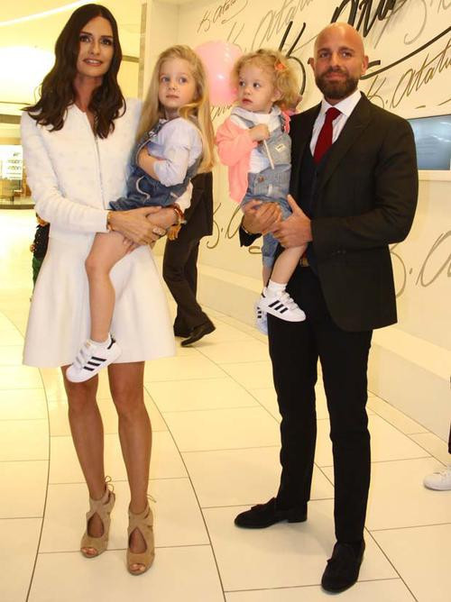 Yasemin Özilhan eşi İzzet Özilhan ile apar topar döndü hastalığı... - Resim: 1