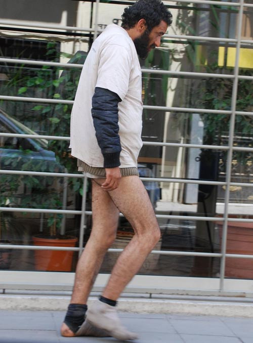 Sokaklarda çıplak geziyordu! - Resim: 3