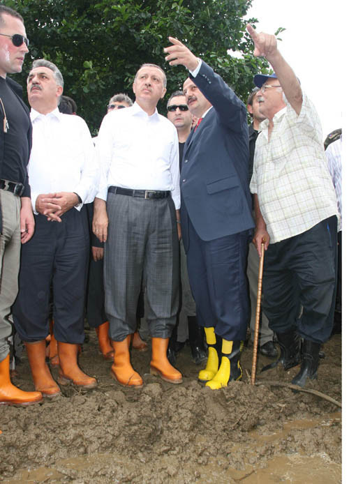 Başbakan Erdoğan afet bölgesinde - Resim: 2