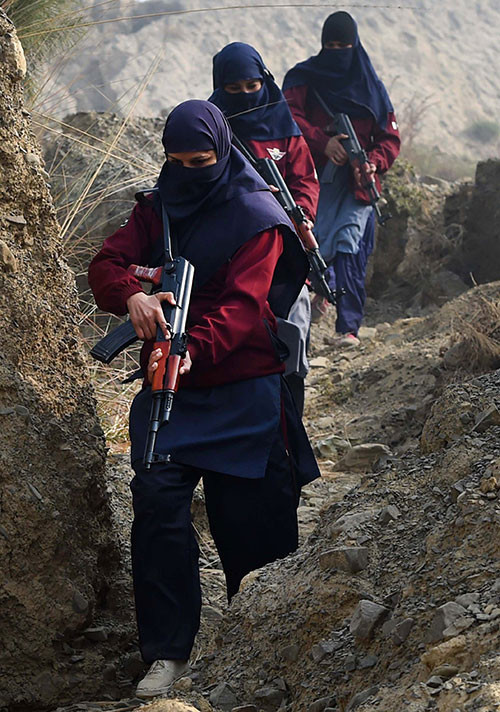 Pakistanlı kadın polisler böyle eğitim görüyor - Resim: 2