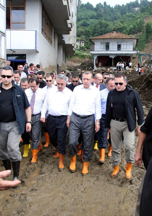 Başbakan Erdoğan afet bölgesinde - Resim: 4