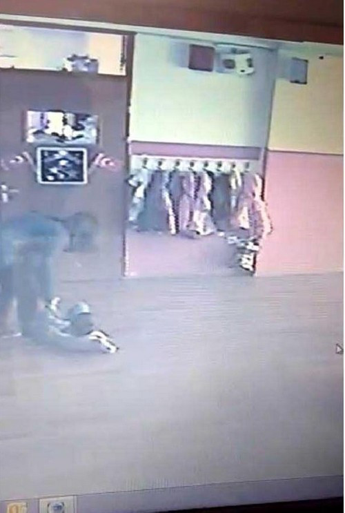 Şok görüntü! Anaokulu öğretmeni kameraya böyle takıldı - Resim: 2