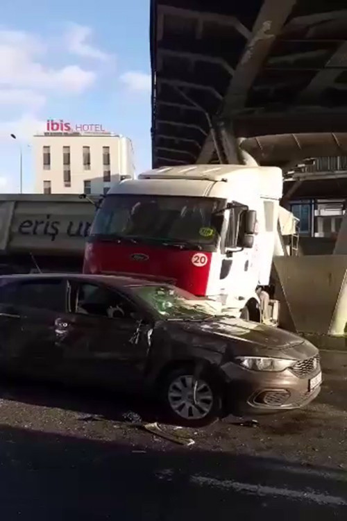İstanbul'u kilitleyen kaza! Harfiyat kamyonu 5-5'te iki aracı biçti - Resim: 0