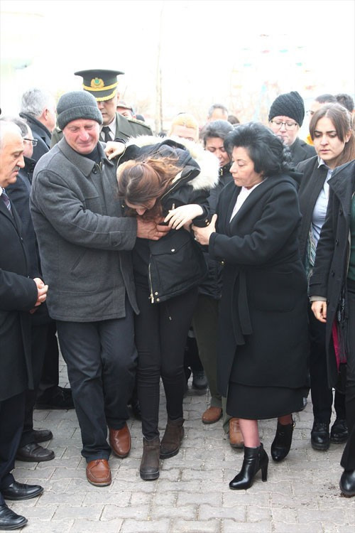 Şehit eşinden yürek yakan sözler! Valinin boynuna sarılıp... - Resim: 3