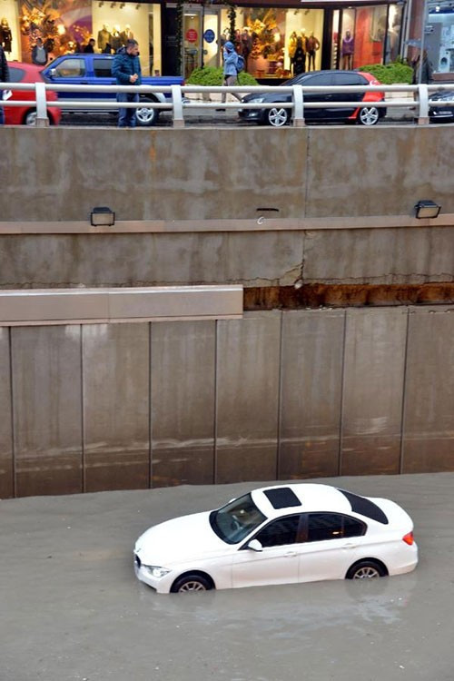 Mahsur kaldı diğer araca geçince büyük şoka uğradı! - Resim: 4