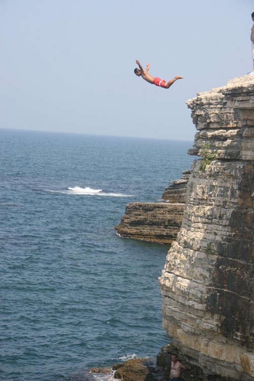 Kayalıklardan ölüme atlayış - Resim: 1