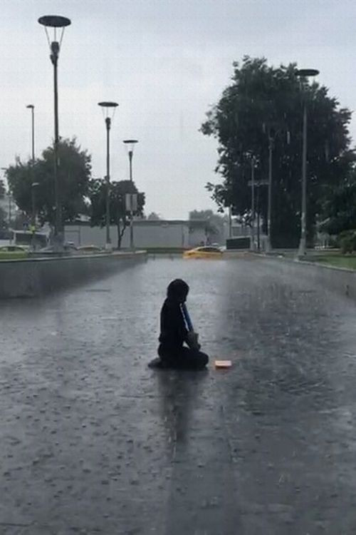 İstanbul'da sağanakta melodikasını çalmaya devam eden çocuk - Resim: 1