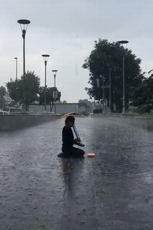İstanbul'da sağanakta melodikasını çalmaya devam eden çocuk - Resim: 2