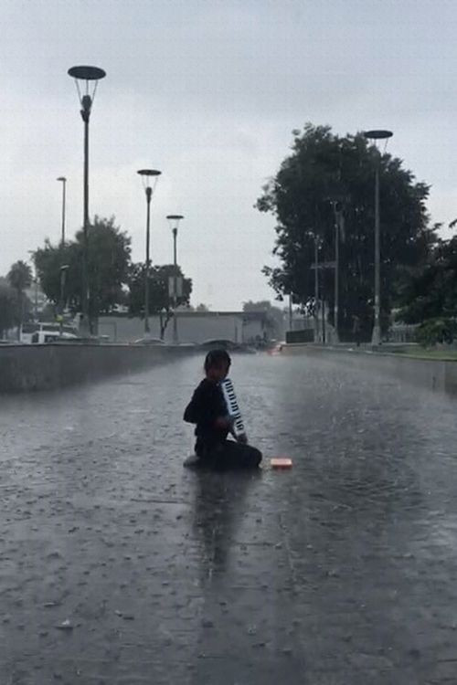 İstanbul'da sağanakta melodikasını çalmaya devam eden çocuk - Resim: 3