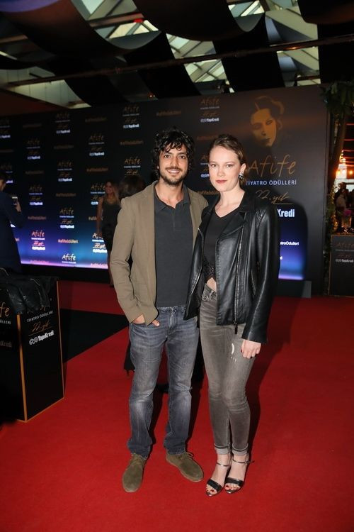 Taner Ölmez sevgilisi Ece Çeşmioğlu'yla nişanlandı FOX TV Mucize Doktor oyuncusu - Resim: 3