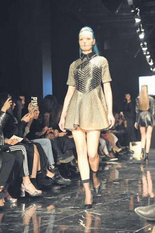 Büyük rezillik! Salavat eşliğinde transparan defile - Resim: 2