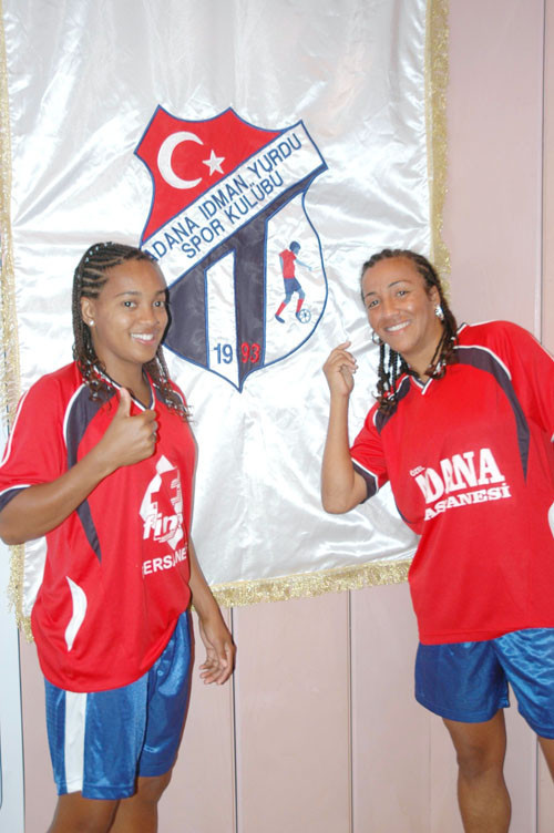Brezilyalı bayan futbolcular imzayı attı - Resim: 2