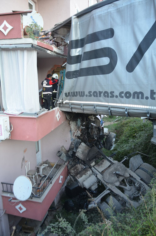 Şok olay! TIR, 3 kattaki evin yatak odasına girdi! - Resim: 3