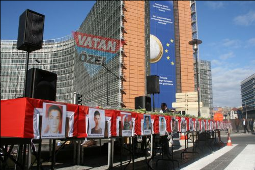 AB önünde 26 tabut - Resim: 1