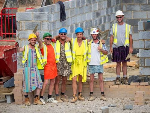 İnşaat işçilerine şort yasaklandı artık mini etekle çalışıyorlar - Resim: 1