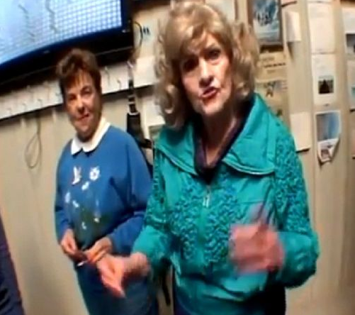 Yaşlı kadın paraşüte asılı kaldı  - Resim: 1