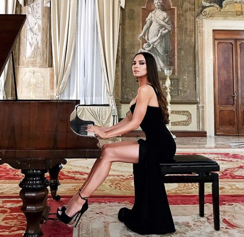 Mahrem pozlarıyla sosyal medyayı sallayan piyanist! - Resim: 3