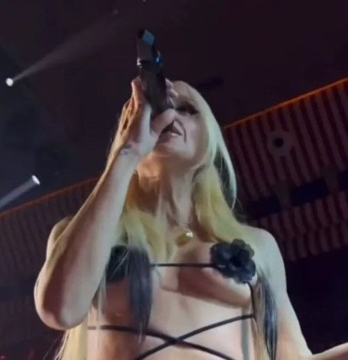 Gülşen sahneye resmen üstsüz çıktı ortalık ayağa kalktı: ''Göğüs ucunu da kapama artık!'' - Resim: 2