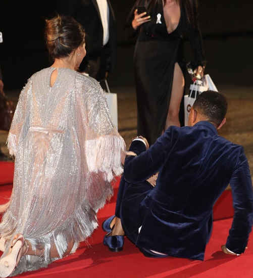 Flaşlar patladı umursamadılar! Öpmeye doyamadı - Resim: 2