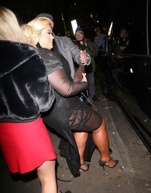 Ünlü yıldızın zor anları! Az daha yere kapaklanıyordu - Resim: 4