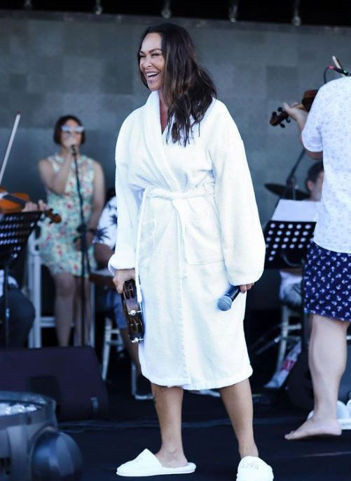 ''Gerekirse simit yeriz'' diyen Hülya Avşar'ın kriz çıkaran ekonomi eleştirisi - Resim: 1