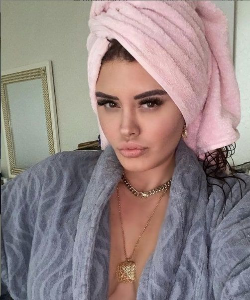 Ebru Polat Nihal Candan'a özendi o da bornozla seksi pozunu paylaştı bakın ne yazdı - Resim: 4